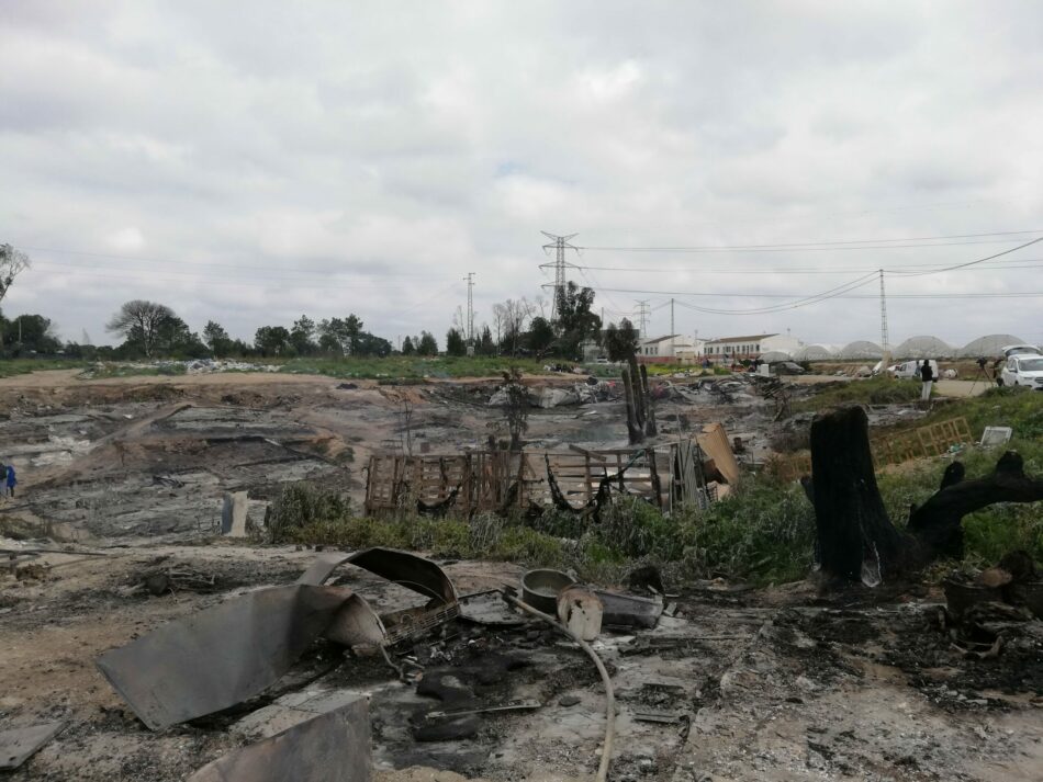 Un incendio destruye el 40% de un asentamiento chabolista en Palos de la Frontera