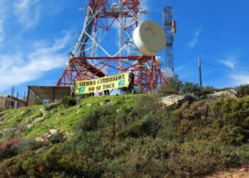 Despliegan una pancarta contra la subestación eléctrica en Sierra Carbonera