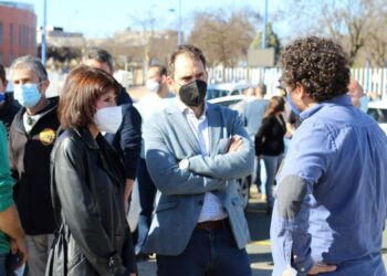 Podemos e IU reclaman a la Junta de Andalucía ayudas directas y urgentes para el sector del taxi que “no puede más”