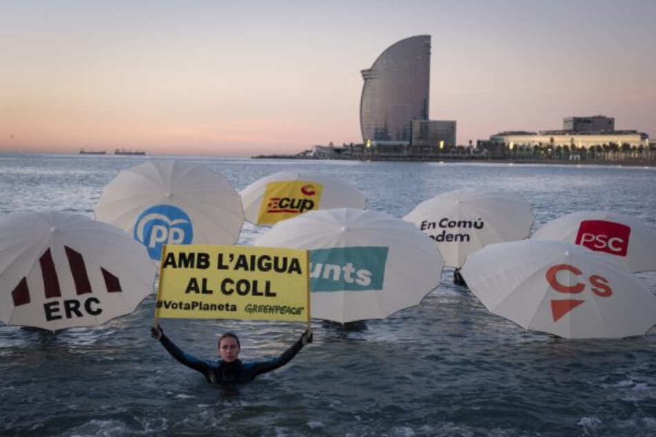 Greenpeace “inunda” la Barceloneta per demanar acció climàtica als polítics catalans