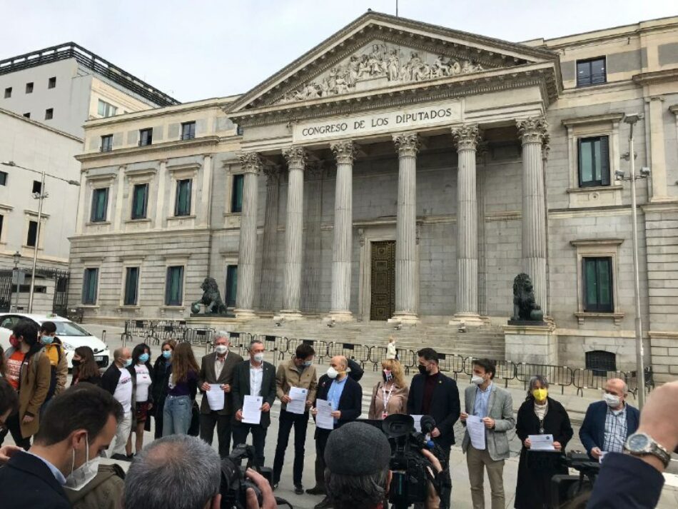 Colectivos sociales y organizaciones sindicales impulsan una ley que garantice el derecho a una vivienda digna