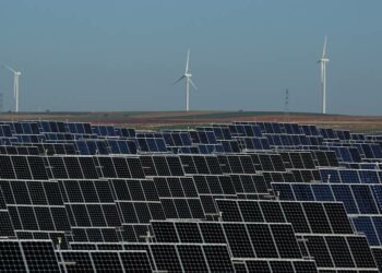 Compromís pide que la apuesta por fotovoltaicas y eólicas no sea la excusa para destrozar comarcas enteras y pide una ordenación