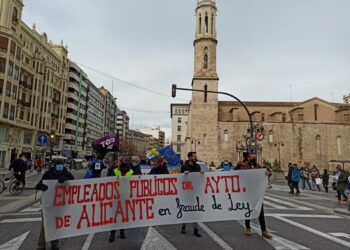 Centenares de personas se manifiestan por la regulación del personal temporal de la administración