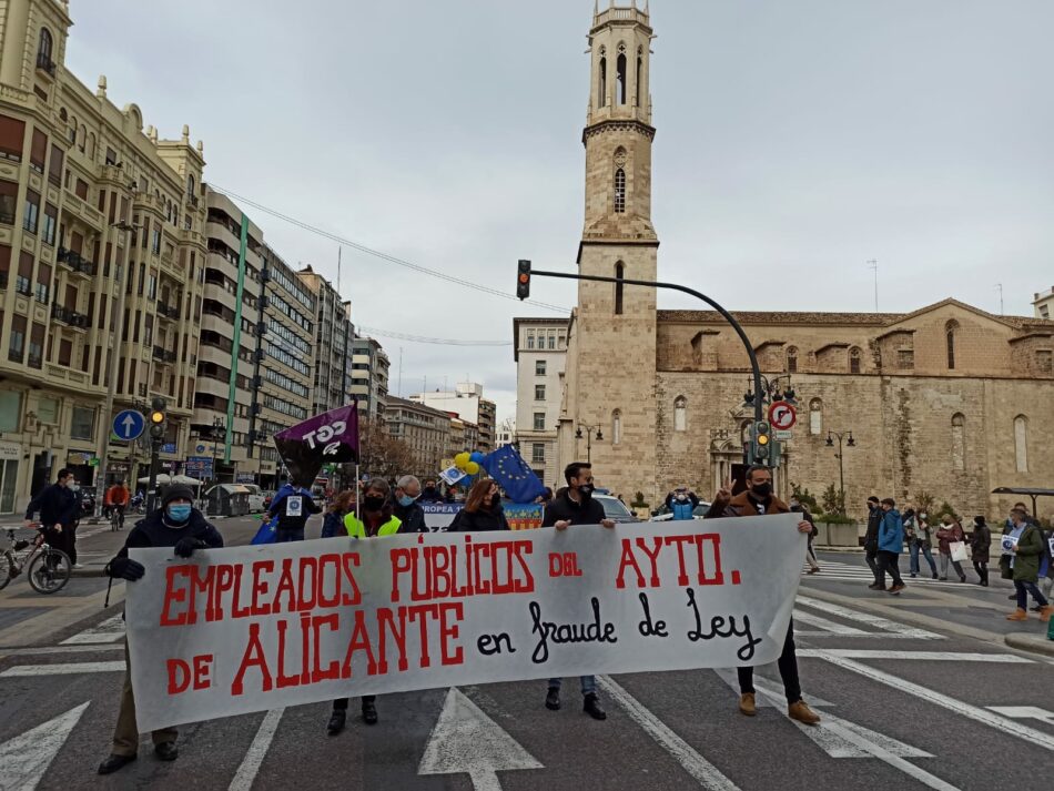 Centenares de personas se manifiestan por la regulación del personal temporal de la administración