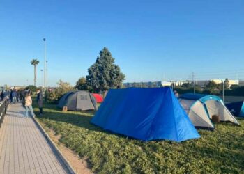 La diputada Roser Maestro visita el campamento de los trabajadores de Pilkington en Sagunto para trasladarles el “total apoyo de IU y Unidas Podemos para defender sus puestos de trabajo”