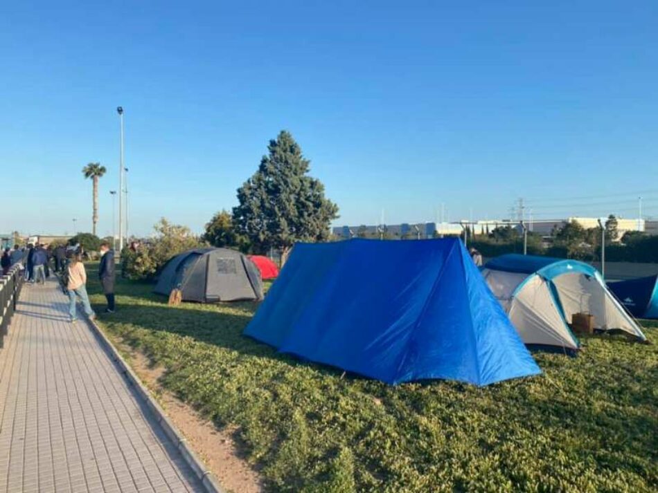 La diputada Roser Maestro visita el campamento de los trabajadores de Pilkington en Sagunto para trasladarles el “total apoyo de IU y Unidas Podemos para defender sus puestos de trabajo”