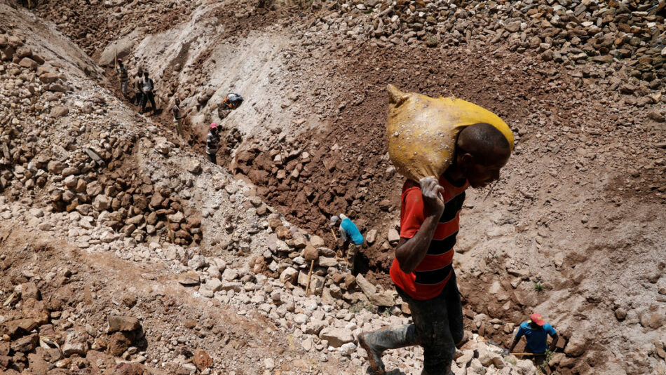 Descubrimiento en la RD de Congo de una ‘montaña de oro’ con una concentración de hasta 90 % del metal precioso desata una masiva fiebre de oro