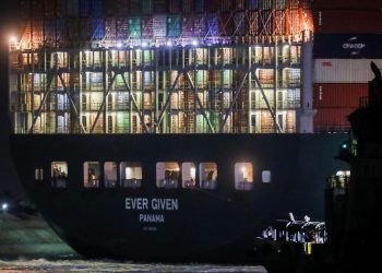 Varios barcos empiezan a desviarse hacia rutas alternativas en lugar de esperar a que se desbloquee el Canal de Suez