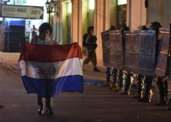 La policía reprime protestas contra el presidente Abdo Benítez en Paraguay