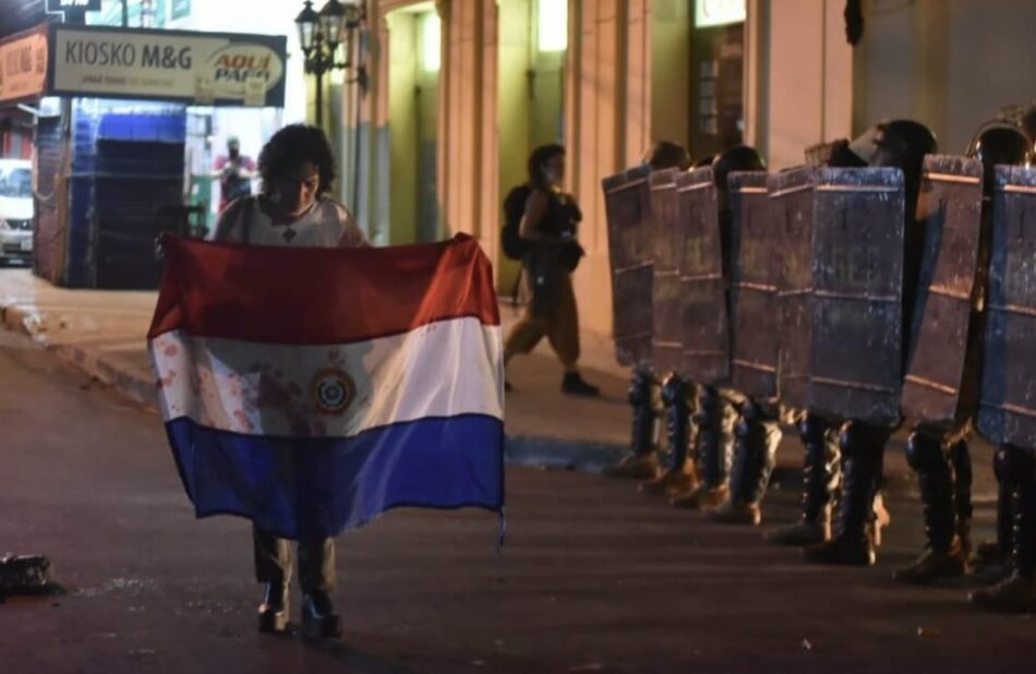 La policía reprime protestas contra el presidente Abdo Benítez en Paraguay