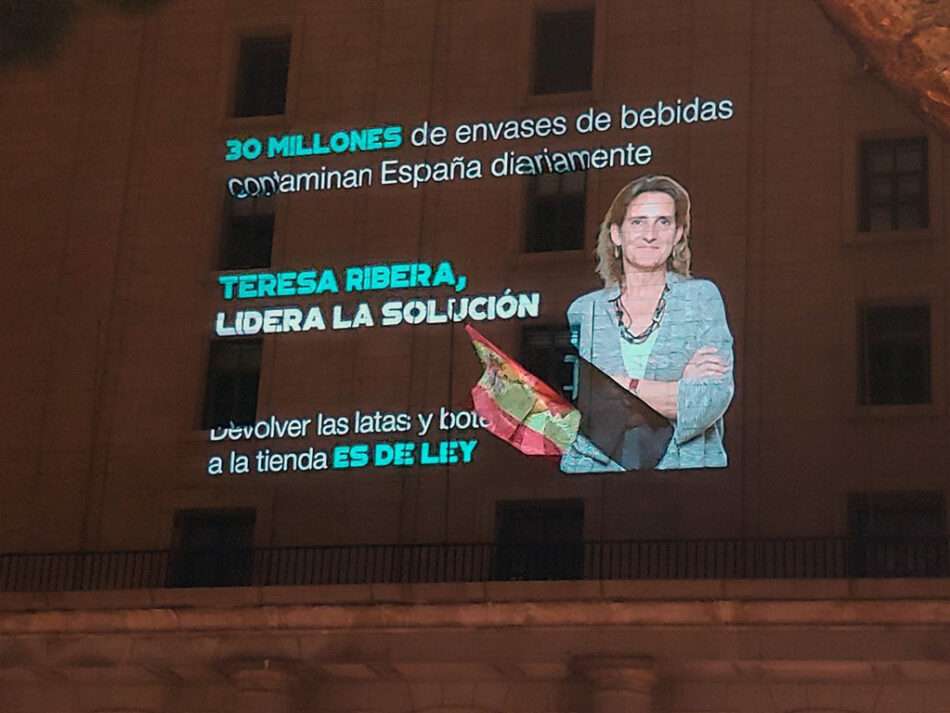El Ministerio de Transición ecológica aparece engalanado con miles de latas y botellas de todo el Estado español