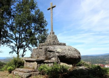 A Memoria pide o alcalde de Celanova que rectifique e inclúa no pleno a moción para eliminar o monumento falanxista