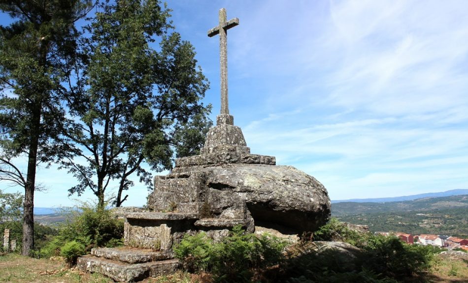 A corporación de Celanova acorda a retirada do símbolo falanxista do Outeiro da Obra ao abeiro da lei de memoria