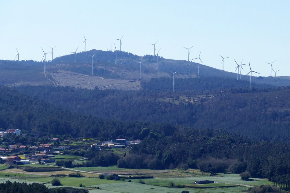 El respaldo del PP a los parques eólicos de EDP Renovables proyectados en la espectacular franja costera de Laxe amenazan la supervivencia del sector turístico de la Costa da Morte