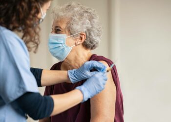 Por qué debes seguir llevando mascarilla aunque ya te hayas vacunado