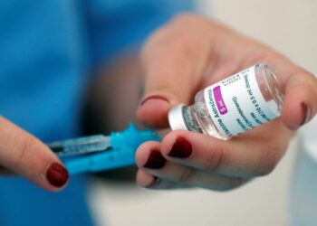 ¿Por qué se ha pausado temporalmente la administración de la vacuna de AstraZeneca?
