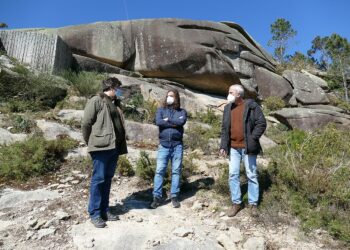 Anova comprométese a levar adiante iniciativas en defensa da paisaxe protexida dos Penedos de Pasarela e Traba fronte ao parque eólico Monte Chan