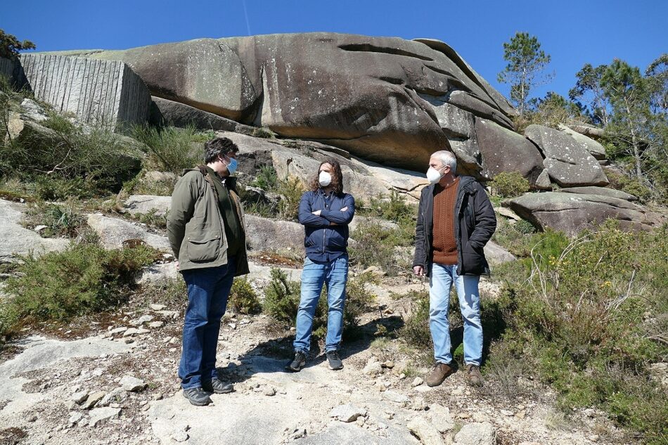 Anova comprométese a levar adiante iniciativas en defensa da paisaxe protexida dos Penedos de Pasarela e Traba fronte ao parque eólico Monte Chan