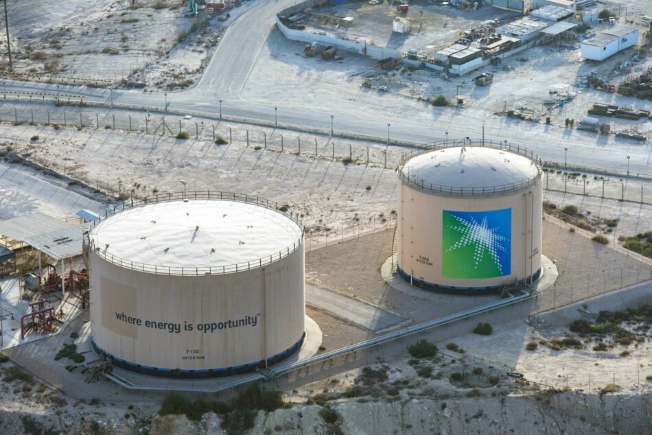 ARAMCO perdió casi la mitad de sus beneficios en 2020