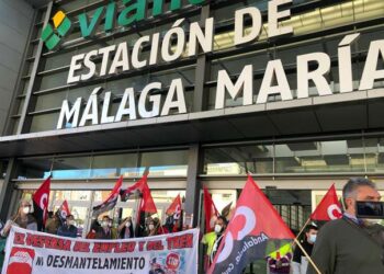 Colectivos sociales, ecologistas y CGT se concentran en la estación de Málaga María Zambrano contra el desmantelamiento del ferrocarril público