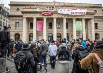 Ocupan teatros en Francia para exigir apertura de espacios culturales