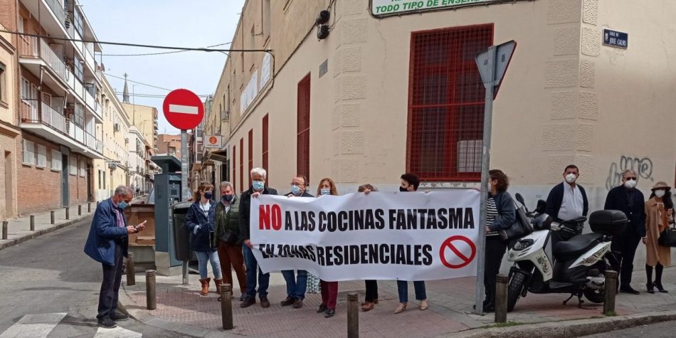 Concentración vecinal ante el Ayuntamiento de Madrid para protestar contra las cocinas fantasma