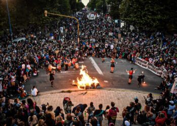 Masivas movilizaciones de mujeres y disidencias coparon las calles a lo largo y ancho de Argentina el 8M