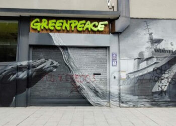 La sede de Greenpeace España aparece vandalizada con insultos y simbología nazi