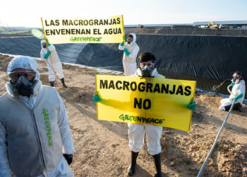 En el Día del Agua, Greenpeace devuelve una tonelada de agua contaminada a la macrogranja de Caparroso para exigir legislación más ambiciosa