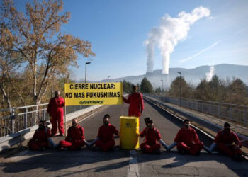 Activistas de Greenpeace se encadenan en el acceso a la central nuclear de Cofrentes para pedir al Gobierno su cierre definitivo