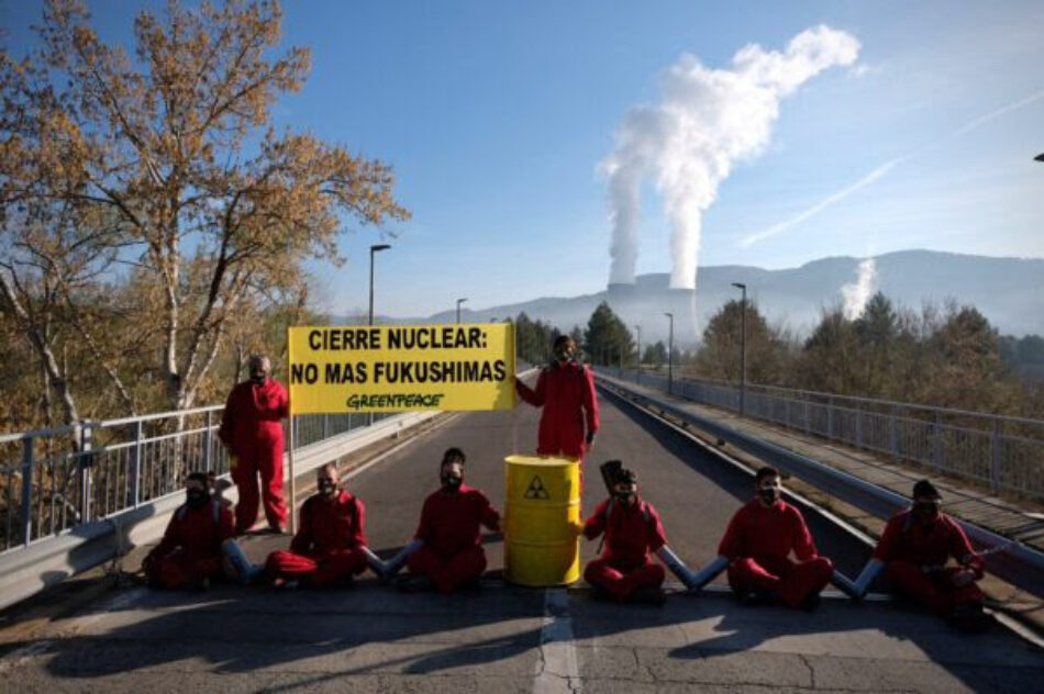 Activistas de Greenpeace se encadenan en el acceso a la central nuclear de Cofrentes para pedir al Gobierno su cierre definitivo