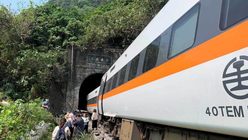 Decenas de muertos y heridos al descarrilarse un tren en un túnel en Taiwán