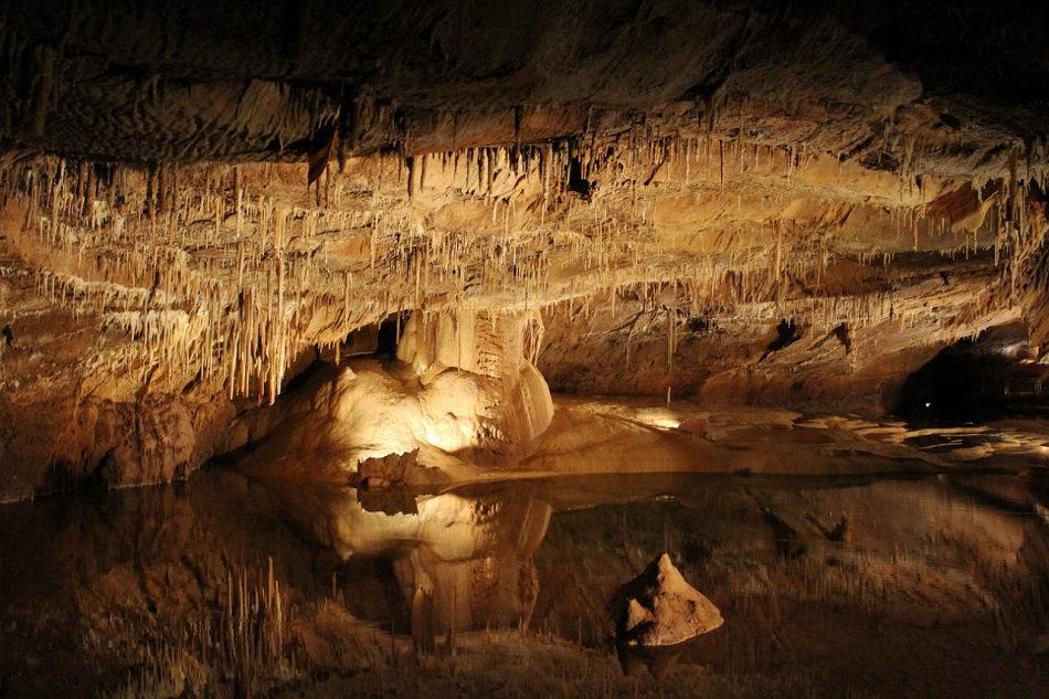 El ‘boom’ de las renovables le explota en la cara a Miguel Ángel Revilla: rechazo total de la espeleología cántabra al parque eólico Garma Blanca