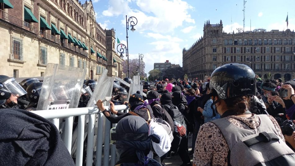 Grupos feministas y la Policía se enfrentan en México tras el asesinato de la salvadoreña Victoria Salazar