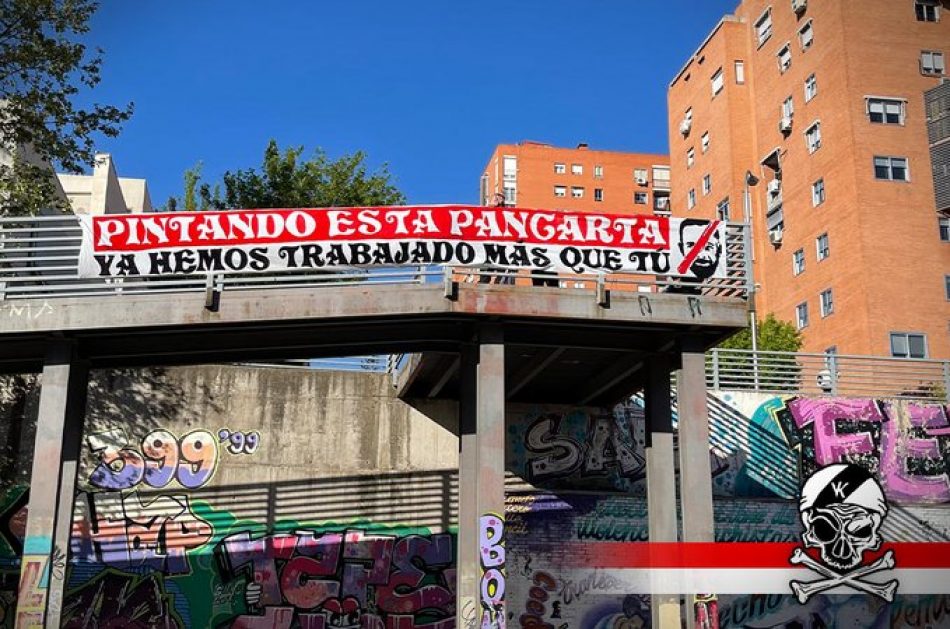 Bukaneros a Santiago Abascal: «Pintando esta pancarta ya hemos trabajado más que tú»