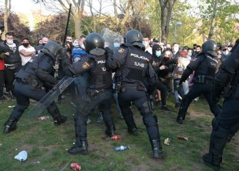 Santiago Abascal desata la violencia en el acto de Vox en Vallecas, tras avanzar hacia los manifestantes antifascistas