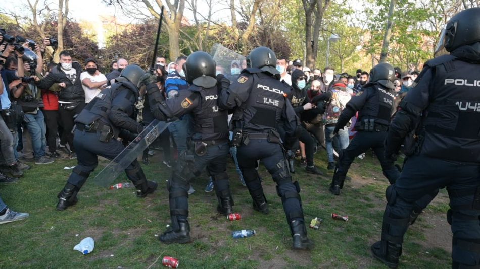 Santiago Abascal desata la violencia en el acto de Vox en Vallecas, tras avanzar hacia los manifestantes antifascistas