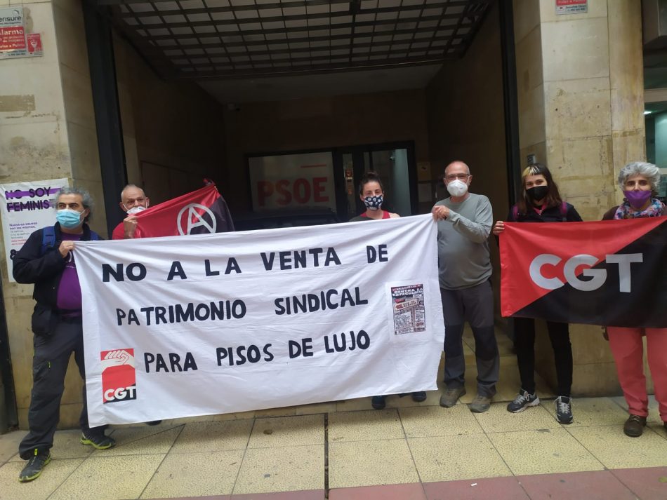 La CGT se manifiesta frente a la sede del PSOE en Murcia