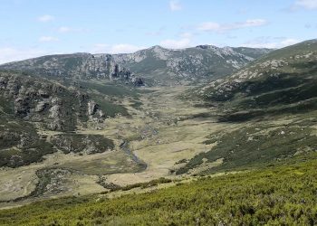 Salvemos Cabana alerta de la incompatibilidad de los parques eólicos Prada y Alto Cabrera con el turismo de montaña en el entorno de Peña Trevinca