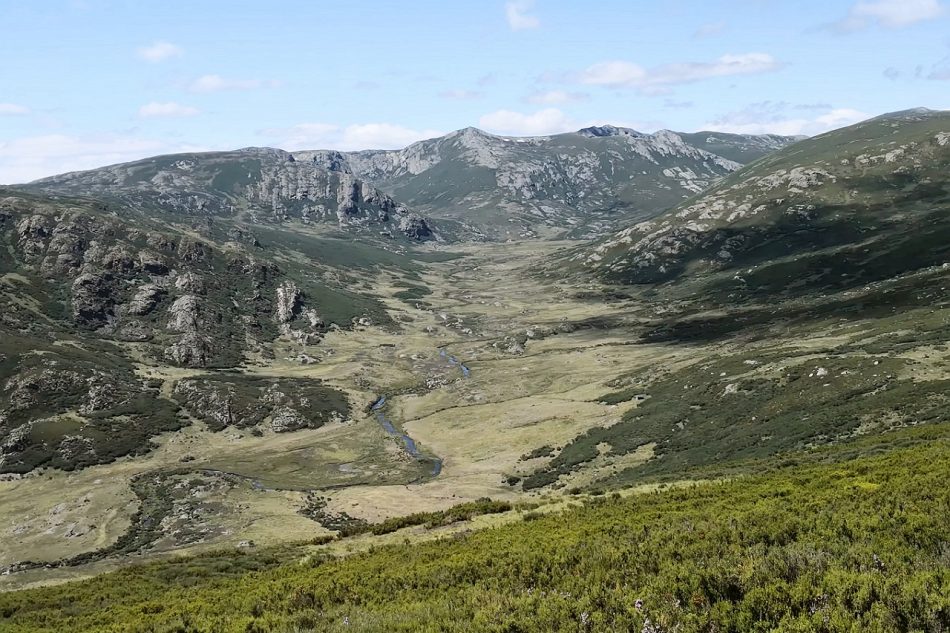 Salvemos Cabana alerta de la incompatibilidad de los parques eólicos Prada y Alto Cabrera con el turismo de montaña en el entorno de Peña Trevinca