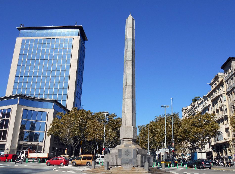 Barcelona retira el escudo de Juan Carlos I del obelisco de la plaza Cinc d’Oros