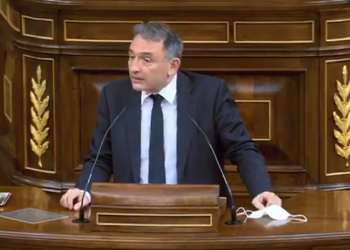 Enrique Santiago reprocha al PP en el Congreso su seguidismo de Vox y que en lugares como Madrid hagan “del odio y el desprecio hacia el diferente su principal seña política”