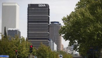 BBVA continúa aumentando las inversiones en empresas que están lucrando del genocidio y la ocupación de Palestina: más de 12.060 millones de dólares, según ha denunciado la campaña Banca Armada en la Junta de Accionistas