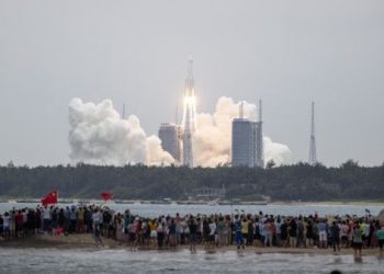 China lanza con éxito módulo central de estación espacial Tianhe