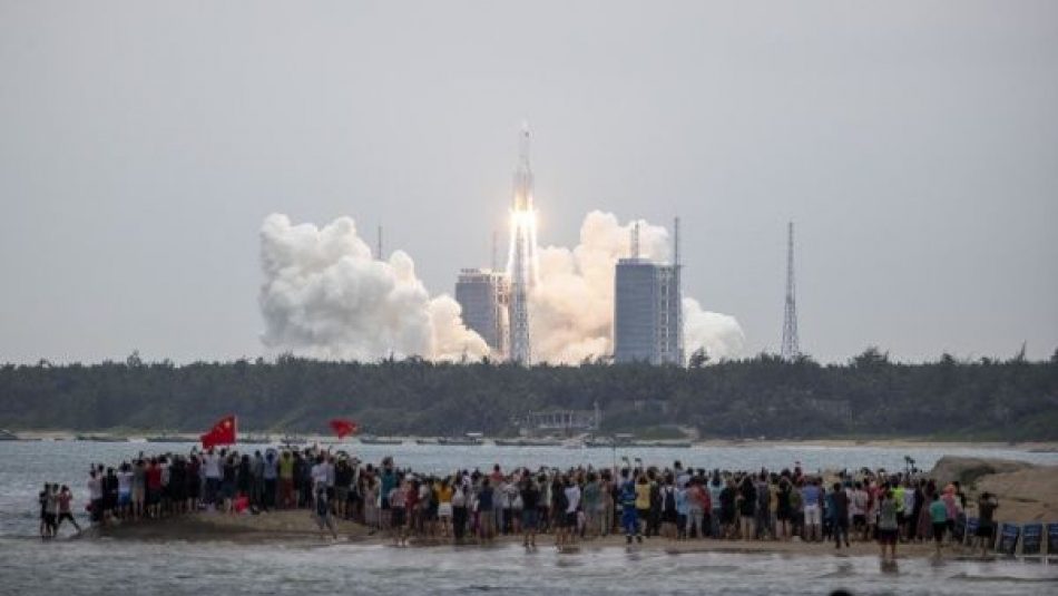 China lanza con éxito módulo central de estación espacial Tianhe