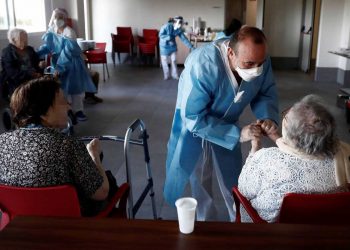 Fallecimientos por Covid-19 en residencias para mayores caen de 771 semanales hace dos meses a solo dos gracias a las vacunas