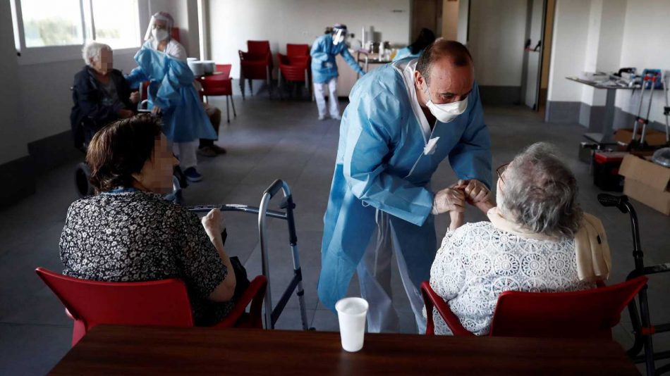 Fallecimientos por Covid-19 en residencias para mayores caen de 771 semanales hace dos meses a solo dos gracias a las vacunas