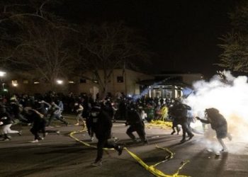 Minneapolis vive otra noche de protestas pese a toque de queda