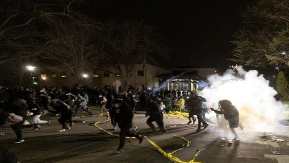 Minneapolis vive otra noche de protestas pese a toque de queda