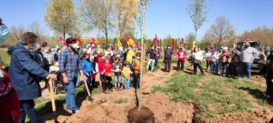 Plantan un árbol en Alcalá de Henares en recuerdo del exiliado político Efraín Pardo Moreno